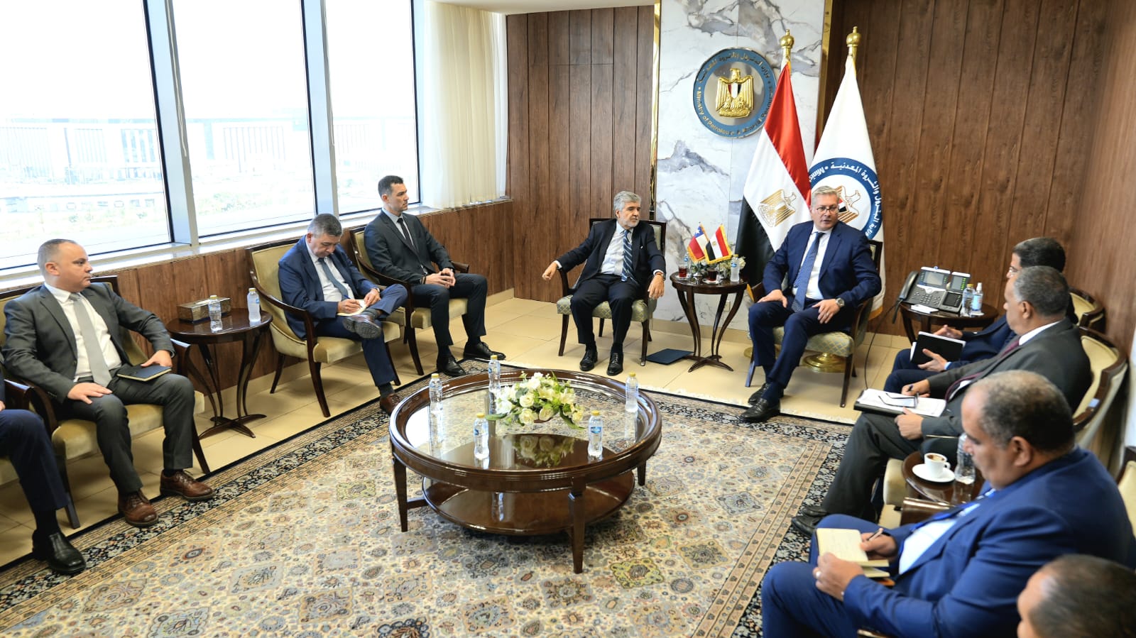 وزير البترول يبحث مع 